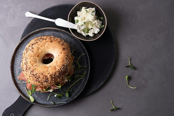 How to Craft a Classic New York Bagel with Smoked Salmon and Capers?